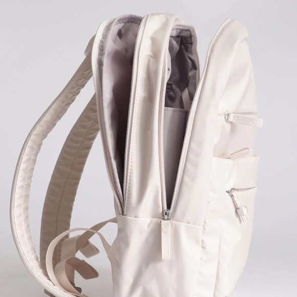 Samsonite Samsonite Move 4.0 13.3" Laptop Backpack in White - Picture 3 of 10